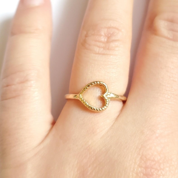 NWOT Beautiful Gold Heart Ring size 5.75 - Picture 1 of 11